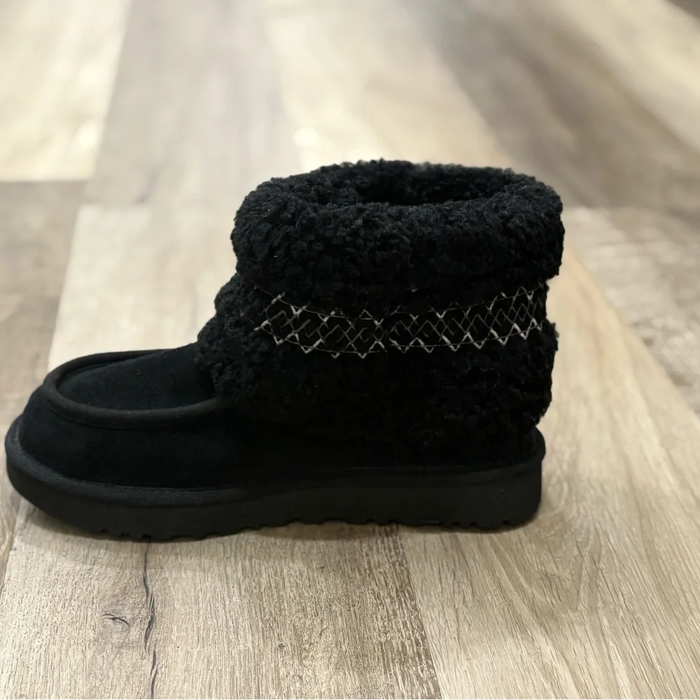 NEW Ugg Mini UGGbraid size 6